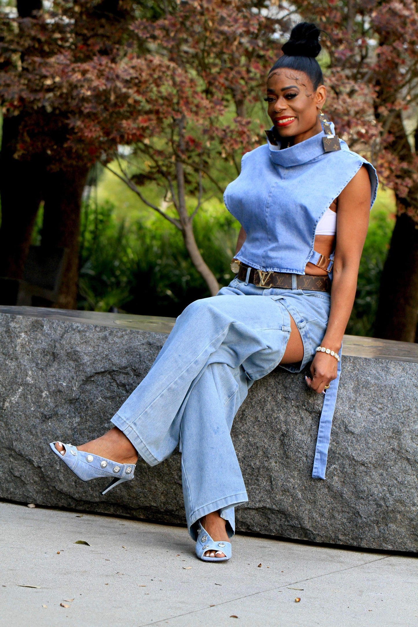 Short me demim jeans. Paired with the side buckle crop top. I. Stock ready to ship